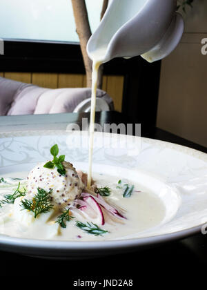 Okroshka avec du poulet et une boule de glace à la moutarde sur le kéfir Banque D'Images