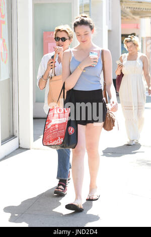 Annette Bening dehors et environ avec sa fille Ella Beatty qui enclenche une photo du paparazzo avec : Annette Bening, Ella Beatty Où : Los Angeles, California, United States Quand : 30 juin 2017 Source : WENN.com Banque D'Images