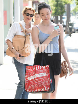 Annette Bening dehors et environ avec sa fille Ella Beatty qui enclenche une photo du paparazzo avec : Annette Bening, Ella Beatty Où : Los Angeles, California, United States Quand : 30 juin 2017 Source : WENN.com Banque D'Images