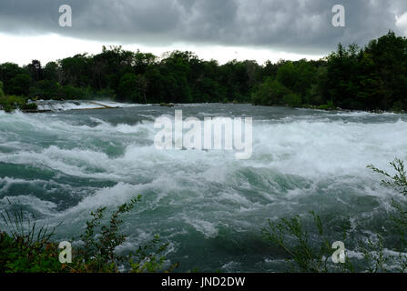 Rapids menant à Niagara Falls Banque D'Images