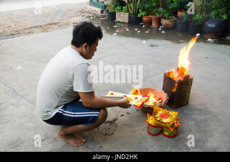 Les gens brûlent joss paper or et l'argent pour le culte du papier avec du papier fait à ressembler à de l'argent et brûlés comme offrande sacrificielle pour prier Dieu et memo Banque D'Images