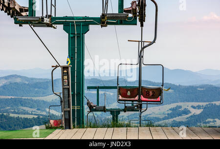 L'élévateur de ski vide avec des chaises rouges au sommet d'une colline Gymba. Crête de montagne des Carpates Borzhava, Ukraine. Joli paysage de montagne avec un ciel clair Banque D'Images