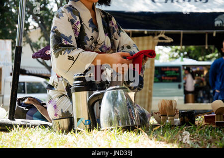 La femme japonaise chanoyu ou sado de cérémonie japonaise du thé, aussi appelée la Voie du Thé à l'extérieur le 29 janvier 2017 à Nakhon Ratchasima, Thaïlande Banque D'Images