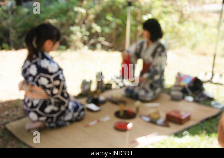 Blurred motion of Japanese women making sado chanoyu ou cérémonie du thé japonais, également appelé la voie du thé à l'extérieur de Nakhon Ratchasima, Thaïlande Banque D'Images