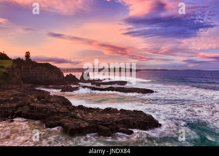 De soleil colorés sur la côte du Pacifique de l'Australie de la cathédrale de rochers dans la carrière de Bombo Kiama. Banque D'Images