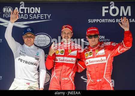 (170730) -- BEIJING, 30 juillet 2017 (Xinhua) -- Troisième placé Mercedes AMG Petronas' pilote Finlandais Valtteri Bottas, pole position gagnant la Scuderia Ferrari est l'allemand Sebastian Vettel, pilote et deuxième places de la Scuderia Ferrari, le pilote Finlandais Kimi Raikkonen (de gauche à droite) posent pour des photos après la séance de qualification du Grand Prix de Hongrie Hungaroring à Mogyorod, dans la Hongrie le 29 juillet, 2017. (Xinhua/Jure Makovec) Banque D'Images