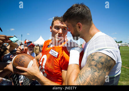 Bourbonnais, Illinois, USA. 29 juillet, 2017. - Chicago Bears # 10 et # 86 Trubisky Mitchell Zach Miller signer des autographes pendant le camp d'entraînement sur le campus de Olivet Nazarene University, Bourbonnais, IL. Credit : csm/Alamy Live News Banque D'Images