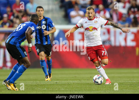 Harrison, NJ, USA. 29 juillet, 2017. New York Red Bulls de terrain Daniel Royer (77) apporte la balle vers les champs au cours de la première moitié d'un jeu entre le MLS Impact de Montréal et du New York Red Bulls au Red Bull Arena à Harrison, NEW JERSEY. Langish Mike/Cal Sport Media. Credit : csm/Alamy Live News Banque D'Images