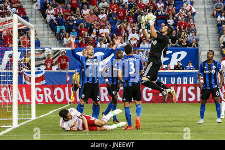 Harrison, NJ, USA. 29 juillet, 2017. Gardien de l'Impact de Montréal Maxime Dorsinville (40) fait une sauvegarde au cours de la première moitié d'un jeu entre le MLS Impact de Montréal et du New York Red Bulls au Red Bull Arena à Harrison, NEW JERSEY. Langish Mike/Cal Sport Media. Credit : csm/Alamy Live News Banque D'Images