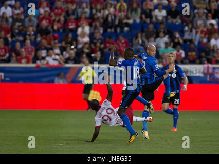 Harrison, United States. 29 juillet, 2017. Harrison, NJ USA - Juillet 29, 2017 : Bradley Wright-Phillips (99) des Red Bulls & Chris Duvall (18) de l'Impact de Montréal lutte pour balle au cours de jeu sur MLS Red Bull Arena Red Bulls a gagné 4 - 0 Crédit : lev radin/Alamy Live News Banque D'Images