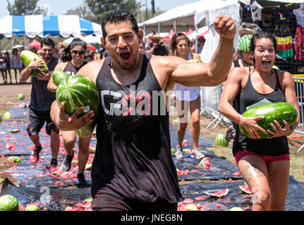Los Angeles, USA. 29 juillet, 2017. Les gens de jouer à des jeux de la 55e Festival annuel de pastèque de la Californie à Los Angeles, États-Unis, le 29 juillet 2017. Credit : Zhao Hanrong/Xinhua/Alamy Live News Banque D'Images