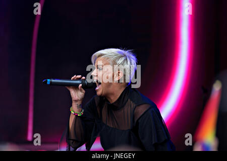 Liverpool, Royaume-Uni. 29 juillet, 2017. Slaï performing on stage in Liverpool Liverpool à la fin de semaine de la fierté. Credit : Ken biggs/Alamy Live News Banque D'Images