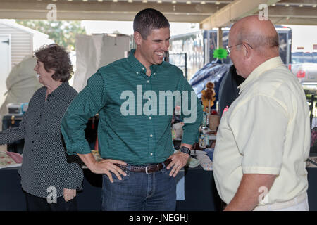 West Burlington, Iowa, États-Unis. 29 juillet, 2017. Candidat au poste de gouverneur démocratique Nate Boulton, 16ème arrondissement, le sénateur de l'État a fait une visite à la campagne Des Moines County Fair le samedi après-midi. Banque D'Images