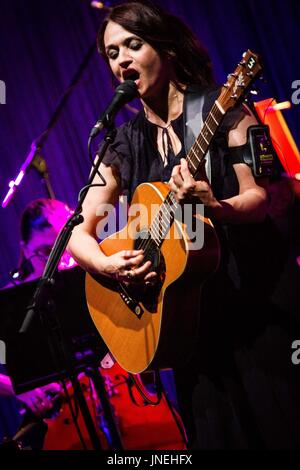 Gardone Riviera, Italie. 29 juillet, 2017. Gardone Riviera Brescia Italie 29 juillet 2007 Carmen Consoli effectue live au Anfiteatro Vittoriale Crédit : Roberto Finizio/Alamy Live News Banque D'Images