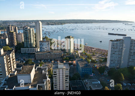 Vancouver, BC, Canada. 29 juillet, 2017. En début de soirée, une grande foule de personnes remplir les plages d'English Bay à Vancouver pour attendre la fête de la lumière de Honda de la concurrence d'artifice pour commencer. L'événement annuel se déroule dans un quartier résidentiel et commerçant dans l'Ouest de la ville. Maria Janicki/Alamy Banque D'Images