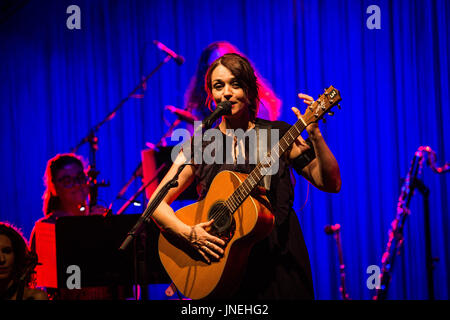 Gardone Riviera, Italie. 29 juillet, 2017. Gardone Riviera Brescia Italie 29 juillet 2007 Carmen Consoli effectue live au Anfiteatro Vittoriale Crédit : Roberto Finizio/Alamy Live News Banque D'Images