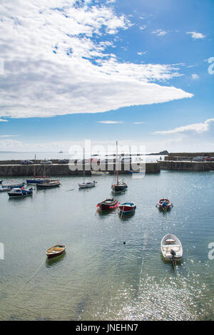 Mousehole, Cornwall, UK. 30 juillet 2017. Météo britannique. C'était un démarrage à chaud et ensoleillé dimanche à Mousehole. Cependant les douches sont prévues pour plus tard. Credit : cwallpix/Alamy Live News Banque D'Images