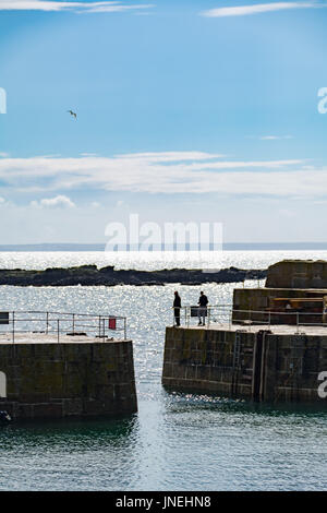 Mousehole, Cornwall, UK. 30 juillet 2017. Météo britannique. C'était un démarrage à chaud et ensoleillé dimanche à Mousehole. Cependant les douches sont prévues pour plus tard. Credit : cwallpix/Alamy Live News Banque D'Images