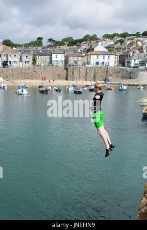 Mousehole, Cornwall, UK. 30 juillet 2017. Météo britannique. C'était un démarrage à chaud et ensoleillé dimanche à Mousehole. Cependant les douches sont prévues pour plus tard. Credit : cwallpix/Alamy Live News Banque D'Images