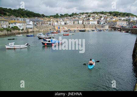 Mousehole, Cornwall, UK. 30 juillet 2017. Météo britannique. C'était un démarrage à chaud et ensoleillé dimanche à Mousehole. Cependant les douches sont prévues pour plus tard. Credit : cwallpix/Alamy Live News Banque D'Images