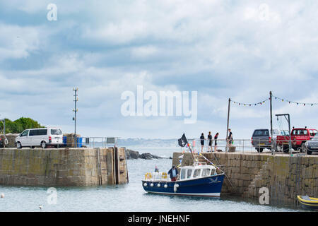 Mousehole, Cornwall, UK. 30 juillet 2017. Météo britannique. C'était un démarrage à chaud et ensoleillé dimanche à Mousehole. Cependant les douches sont prévues pour plus tard. Credit : cwallpix/Alamy Live News Banque D'Images