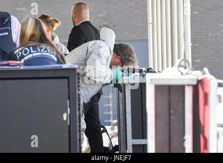 Konstanz, Allemagne. 30 juillet, 2017. Un policier de l'unité de lieu du crime prend une photo d'un objet au Club Gray à Konstanz, Allemagne, 30 juillet 2017. Une personne est morte de la coups tirés à la discothèque. Peu après, le tireur présumé est mort après un échange de tirs avec la police. Photo : Felix Kästle/dpa/Alamy Live News Banque D'Images