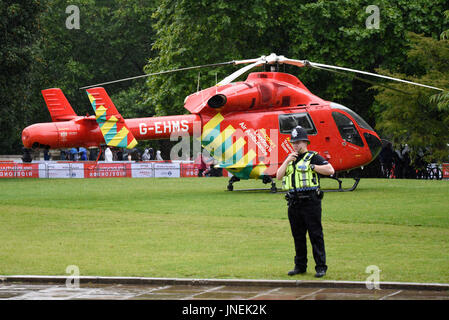 L'Air Ambulance G-EHMS de Londres a atterri sur l'espace vert entre Birdcage Walk et Buckingham Palace en réponse à un incident à la gare Victoria Banque D'Images