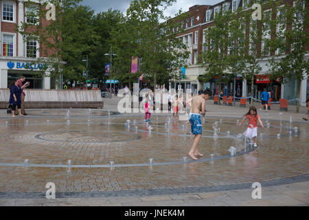 Kingston Upon Hull, Royaume-Uni. 30 juillet, 2017. Ciel bleu sur Kingston Upon Hull comme de fortes pluies et des orages sont prévus pour plus tard aujourd'hui. L'extérieur de l'hôtel de ville les enfants jouaient dans l'eau des fontaines dans le soleil. Credit : Keith Larby/Alamy Live News Banque D'Images