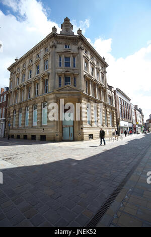 Kingston Upon Hull, Royaume-Uni. 30 juillet, 2017. Ciel bleu sur Kingston Upon Hull comme de fortes pluies et des orages sont prévus pour plus tard aujourd'hui. L'extérieur de l'hôtel de ville les enfants jouaient dans l'eau des fontaines dans le soleil. Credit : Keith Larby/Alamy Live News Banque D'Images