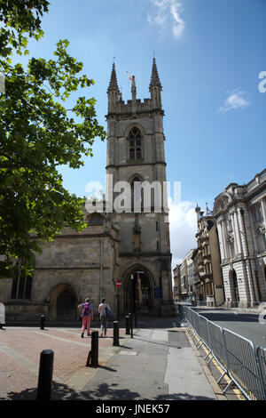 Kingston Upon Hull, Royaume-Uni. 30 juillet, 2017. Ciel bleu sur Kingston Upon Hull comme de fortes pluies et des orages sont prévus pour plus tard aujourd'hui. L'extérieur de l'hôtel de ville les enfants jouaient dans l'eau des fontaines dans le soleil. Credit : Keith Larby/Alamy Live News Banque D'Images