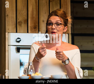 Gloucester, Royaume-Uni. 30 juillet, 2017. Food Festival Gloucester Quays. Candice Brown Great British Bake Off gagnant 2017 démontre ses compétences à l'événement de cette année. Crédit : charlie bryan/Alamy Live News Banque D'Images