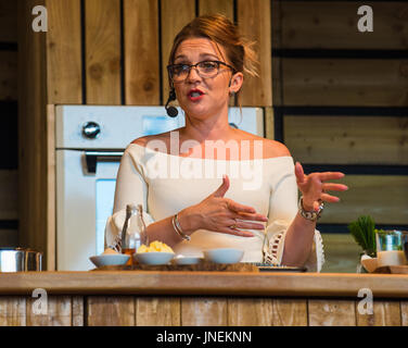 Gloucester, Royaume-Uni. 30 juillet, 2017. Food Festival Gloucester Quays. Candice Brown Great British Bake Off gagnant 2017 démontre ses compétences à l'événement de cette année. Crédit : charlie bryan/Alamy Live News Banque D'Images