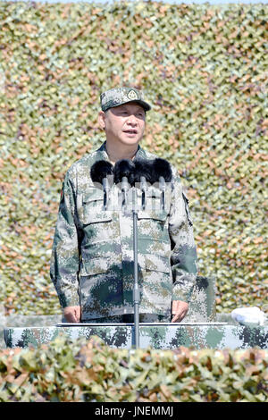 (170730) -- ZHURIHE, 30 juillet 2017 (Xinhua) -- le président chinois Xi Jinping, également secrétaire général du Parti communiste chinois (PCC) et président du Comité central de la Commission militaire centrale, prononce un discours après la surveillance d'un grand défilé militaire à l'occasion du 90e anniversaire de l'Armée populaire de libération (APL) à la base d'entraînement de Zhurihe dans le nord de la Chine, région autonome de Mongolie intérieure, le 30 juillet 2017. (Xinhua/Lan Hongguang) (clq) Banque D'Images