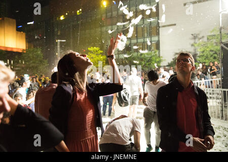 Montréal, Canada. 29 juillet, 2017. Foule réagit à l'ambiance magique créée par la Place des Anges à Montréal au cours de la célébration du 375e anniversaire. Crédit : Benoit Laroche/Alamy Live News Banque D'Images