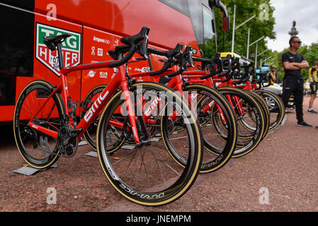 Londres, Royaume-Uni. 30 juillet 2017. BMC équipe les vélos de course. Riders réchauffer avant de la Prudential RideLondon-Surrey Classic, la Grande-Bretagne de la toute première course UCI WorldTour pour hommes les plus riches du monde et la course d'un jour. À partir de Horse Guards Parade, l'183km course a dans un itinéraire autour de la banlieue de Londres à la fin dans le centre commercial. Crédit : Stephen Chung / Alamy Live News Banque D'Images