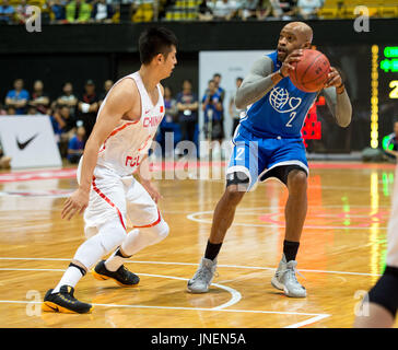 Hong Kong, Hong Kong SAR, Chine. 30 juillet, 2017. No2 Vince Carter (R) de la Sacramento Kings en action.Pour célébrer le 20e anniversaire de la formation de la Région administrative spéciale de Hong Kong (RASHK), la Fondation a commencé par Yao (joueur de basket-ball chinois Yao Ming), l'hôte d'un match de bienfaisance entre l'étoile montante Nike professionnel américain et l'équipe masculine de basket-ball chinois stars team Crédit : Jayne Russell/ZUMA/Alamy Fil Live News Banque D'Images