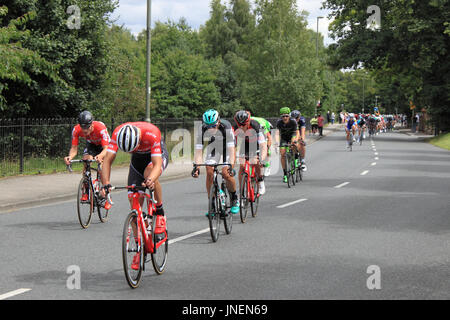 De gauche à droite : André Greipel (Lotto-Saudal), Matthias Brändle (Trek-Segafredo), Pascal Ackermann (Bora-Hansgrohe) et Manuel Quinziato (BMC Racing). RideLondon-Surrey Classic. Hurst Road, East Molesey, Surrey, UK. 30 juillet 2017. UCI World Tour, classées, d'une journée de course sur route de 140 km avec départ et arrivée dans le centre de Londres. L'itinéraire est basé sur le cours utilisé pour les Jeux Olympiques de 2012 et prend les coureurs de Londres dans les collines du Surrey. Crédit : Ian bouteille/Alamy Live News Banque D'Images