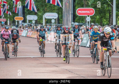 Londres, Royaume-Uni. 30 juillet, 2017. - Le contrôle prudentiel Ride London Surrey 100 termine dans le Mall. Crédit : Guy Bell/Alamy Live News Banque D'Images