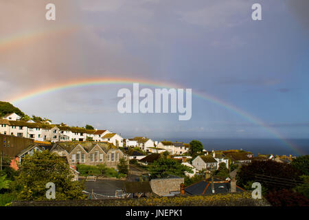 Mousehole, Cornwall, UK. 30 juillet 2017. Météo britannique. Après un après-midi ensoleillé un déluge soudain porté un arc-en-ciel sur Mousehole et la mer à Mounts Bay Crédit : Simon Maycock/Alamy Live News Banque D'Images