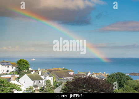 Mousehole, Cornwall, UK. 30 juillet 2017. Météo britannique. Après un après-midi ensoleillé un déluge soudain porté un arc-en-ciel sur Mousehole et la mer à Mounts Bay Crédit : Simon Maycock/Alamy Live News Banque D'Images