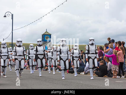 Swanage, Dorset, UK. 30 juillet, 2017. Les visiteurs affluent à Swanage pour regarder le défilé parade, dans le cadre de la semaine du Carnaval de Swanage. Le thème de cette année est Swanage Goes Global pour les participants à montrer la robe nationale ou les caractéristiques de leur pays préféré. Star Wars Stormtrooper personnages marchant passé. Credit : Carolyn Jenkins/Alamy Live News Banque D'Images