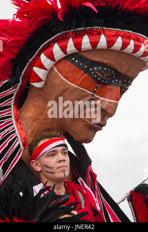 Swanage, Dorset, UK. 30 juillet, 2017. Les visiteurs affluent à Swanage pour regarder le défilé parade, dans le cadre de la semaine du Carnaval de Swanage. Le thème de cette année est Swanage Goes Global pour les participants à montrer la robe nationale ou les caractéristiques de leur pays préféré. Les participants prennent part au défilé du carnaval. Credit : Carolyn Jenkins/Alamy Live News Banque D'Images