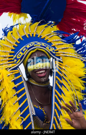 Swanage, Dorset, UK. 30 juillet, 2017. Les visiteurs affluent à Swanage pour regarder le défilé parade, dans le cadre de la semaine du Carnaval de Swanage. Le thème de cette année est Swanage Goes Global pour les participants à montrer la robe nationale ou les caractéristiques de leur pays préféré. Les participants prennent part au défilé du carnaval. Credit : Carolyn Jenkins/Alamy Live News Banque D'Images