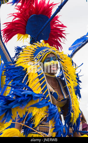 Swanage, Dorset, UK. 30 juillet, 2017. Les visiteurs affluent à Swanage pour regarder le défilé parade, dans le cadre de la semaine du Carnaval de Swanage. Le thème de cette année est Swanage Goes Global pour les participants à montrer la robe nationale ou les caractéristiques de leur pays préféré. Les participants prennent part au défilé du carnaval. Credit : Carolyn Jenkins/Alamy Live News Banque D'Images