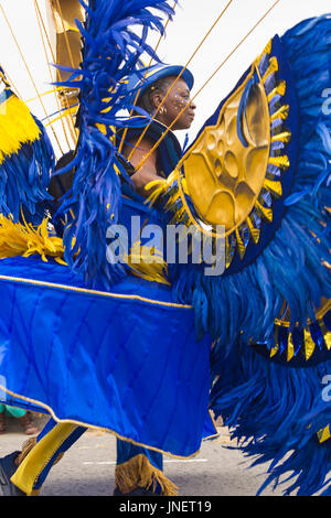 Swanage, Dorset, UK. 30 juillet, 2017. Les visiteurs affluent à Swanage pour regarder le défilé parade, dans le cadre de la semaine du Carnaval de Swanage. Le thème de cette année est Swanage Goes Global pour les participants à montrer la robe nationale ou les caractéristiques de leur pays préféré. Les participants prennent part au défilé du carnaval. Credit : Carolyn Jenkins/Alamy Live News Banque D'Images