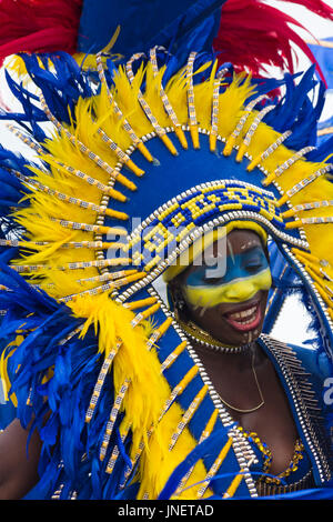 Swanage, Dorset, UK. 30 juillet, 2017. Les visiteurs affluent à Swanage pour regarder le défilé parade, dans le cadre de la semaine du Carnaval de Swanage. Le thème de cette année est Swanage Goes Global pour les participants à montrer la robe nationale ou les caractéristiques de leur pays préféré. Les participants prennent part au défilé du carnaval. Credit : Carolyn Jenkins/Alamy Live News Banque D'Images