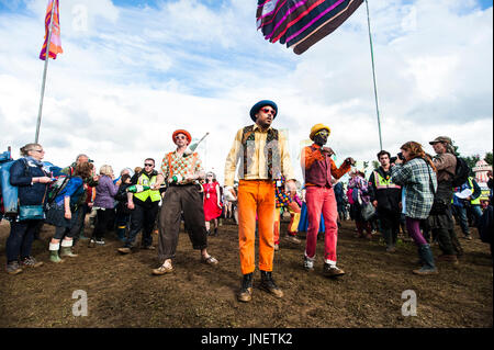 Festival WOMAD, Charlton Park, Wiltshire, Royaume-Uni. 30 juillet 2017. La Procession de dimanche à travers les principaux chefs Arena au WOMAD ; monde de la musique, des arts et de la danse. Credit : Francesca Moore/Alamy Live News Banque D'Images