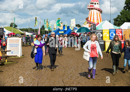 Festival Womad, Charlton park, Wiltshire, Royaume-Uni. 30 juillet 2017. festivaliers profiter de la boue et du soleil, avec seulement quelques averses intermittentes, le dernier jour du monde de la musique ; WOMAD, les arts et la danse. crédit : Francesca moore/Alamy live news Banque D'Images