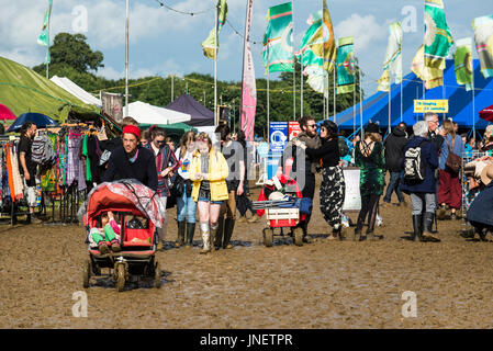 Festival WOMAD, Charlton Park, Wiltshire, Royaume-Uni. 30 juillet 2017. Festivaliers profiter de la boue et du soleil, avec seulement quelques averses intermittentes, le dernier jour du monde de la musique ; WOMAD, les arts et la danse. Credit : Francesca Moore/Alamy Live News Banque D'Images