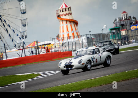 Towcester, Northamptonshire, Angleterre. 30 juillet, 2017. Les jaguars classique au cours de Silverstone Classic Motor Racing Festival au circuit de Silverstone (photo de Gergo Toth / Alamy Live News) Banque D'Images